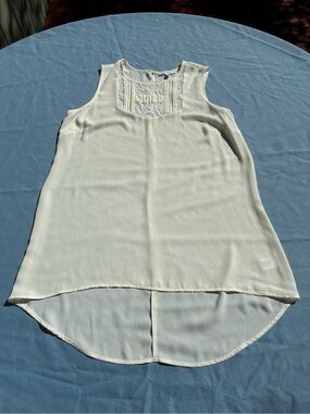 DR2 Cream Lace Yoke Sleeveless High-Low Tank
